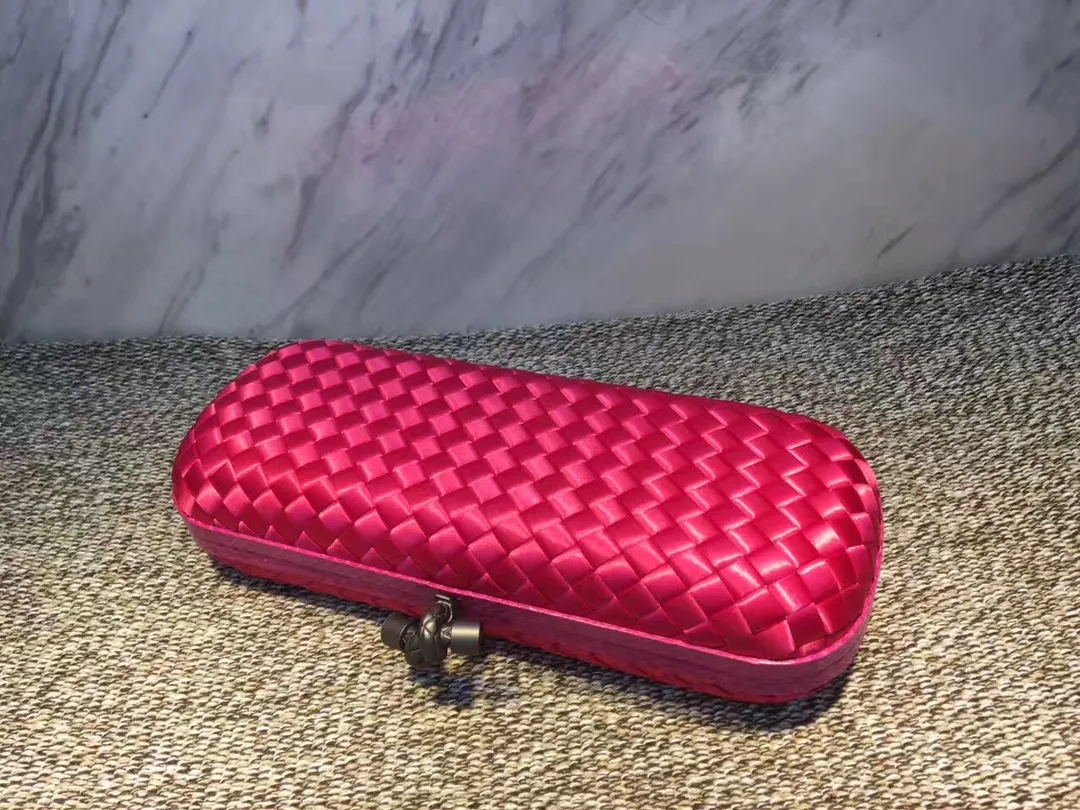 8651 Large Classic Dinner Bag ~~~Snake leather with ribbon ~~~Dense and slippery, not easy to fluff, can hold iPhones of all sizes! Size: 25cm*9.5cm*4cm